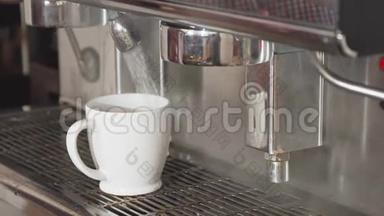 咖啡机在杯子里加入开水